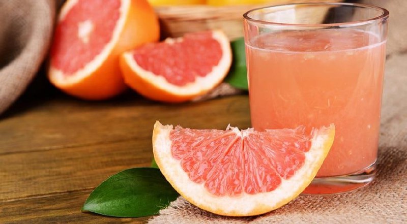 El zumo de pomelo rojo alisa la piel